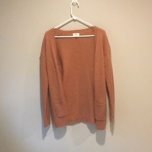 Hi! selling this because it’s just not my style 😁